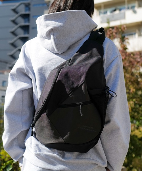 Blue Standard (ブルースタンダード)の「【BULE STANDARD/ブルースタンダード】撥水スリングバッグ(ボディバッグ/ウエストポーチ・メンズ・ブラック/グレー・FREE)」の1枚目の写真