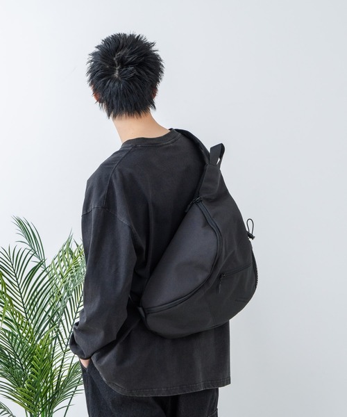Blue Standard (ブルースタンダード)の「【BULE STANDARD/ブルースタンダード】撥水スリングバッグ(ボディバッグ/ウエストポーチ・メンズ・ブラック/グレー・FREE)」の5枚目の写真
