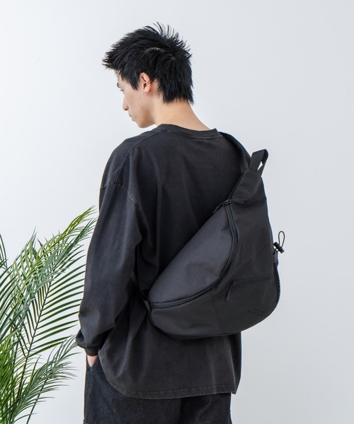Blue Standard (ブルースタンダード)の「【BULE STANDARD/ブルースタンダード】撥水スリングバッグ(ボディバッグ/ウエストポーチ・メンズ・ブラック/グレー・FREE)」の6枚目の写真