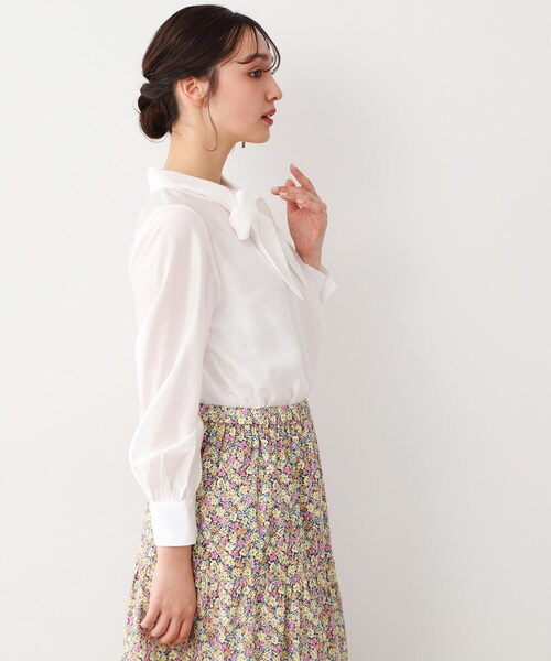 LAURA ASHLEY（ローラアシュレイ）の「【セレモニー可／洗える】ボウタイセミダルブラウス（シャツ/ブラウス・レディース・オフホワイト・38）」の2枚目の写真