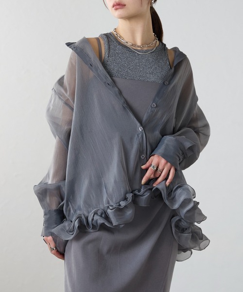 r.（アールドット）の「ワッシャーオーガンジー　裾フリルブラウス（シャツ/ブラウス・レディース・チャコールグレー/ブルー/ブラック/アイボリー・FREE）」の4枚目の写真