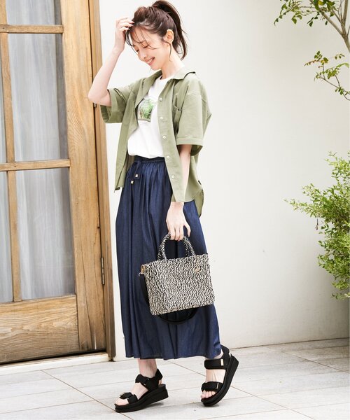 ikka(イッカ)の「【プチプラ1990円(税抜)】ロゴフォトプリントTシャツ【親子コーデ】(Tシャツ/カットソー・レディース・オフホワイト/チャコールグレー/オレンジ/ホワイト・M/L/S)」の10枚目の写真