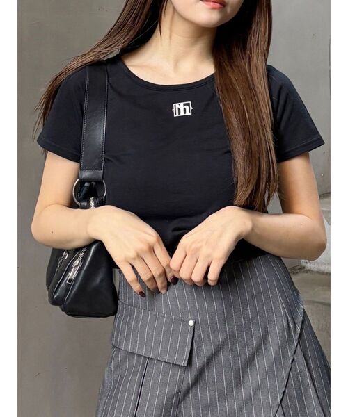 MURUA（ムルーア）の「メタルロゴクロップドTシャツ（Tシャツ/カットソー・レディース・ホワイト/その他1/イエロー/ブラック/レッド・FREE）」の3枚目の写真