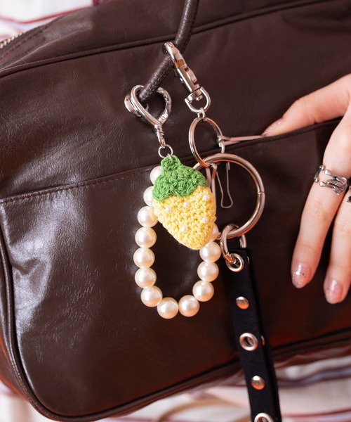 an meets zakka ストロベリー手編みニットチャームパールストラップ