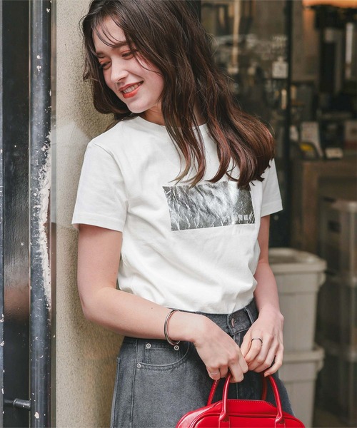 titivate(ティティベイト)の「箔プリントコンパクトTシャツ(Tシャツ/カットソー・レディース・ブラック系その他/ホワイト系その他2/ホワイト系その他3/ホワイト系その他・FREE)」の3枚目の写真