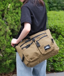 MOUNTAIN SMITH（マウンテンスミス）の「【MOUNTAIN SMITH/マウンテンスミス】dawn square shoulder/ダウン スクエアショルダー（ショルダーバッグ）」