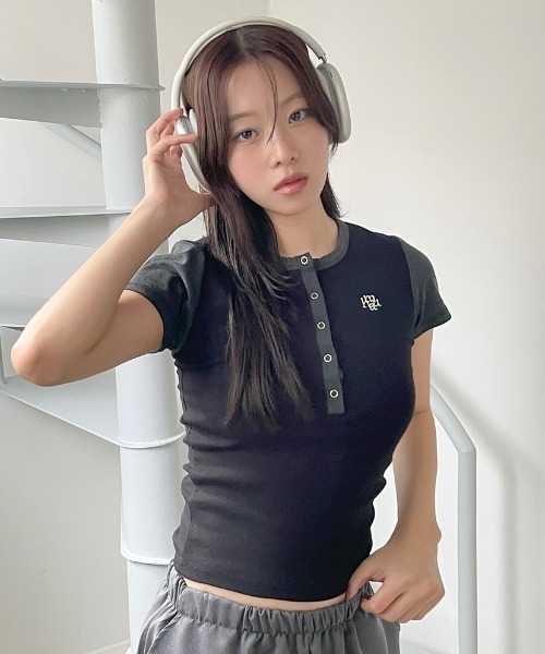 muahmuah(ムーアムーア)の「A'GEM/9 × .kom 『muah muah/ムーアムーア』Semi-open logo short sleeve t-shirt /ハーフオープンロゴ Tシャツ(Tシャツ/カットソー・レディース・ブラック/ホワイト/グレー・FREE)」の2枚目の写真