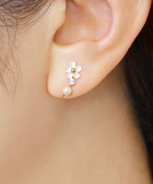 TAKE-UP（テイクアップ）の「[ フワットイヤリングス]K10 フラワーシェルイヤリング（イヤリング・レディース・イエローゴールド・FREE）」の2枚目の写真