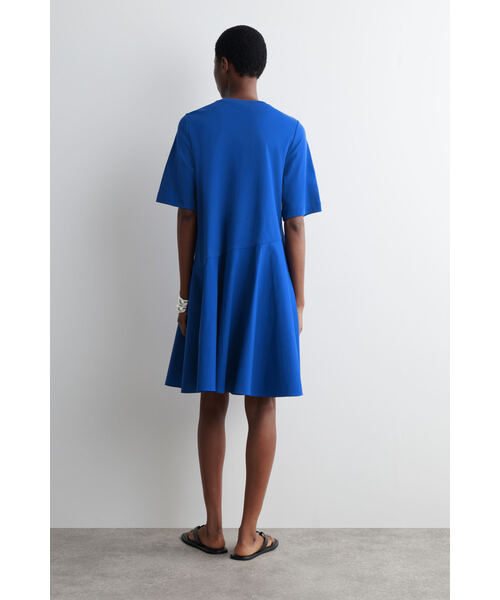 COS(コス)の「アシンメトリックミニTシャツワンピース(シャツワンピース・レディース・ブラック/ブルー/グリーン・L/M/S/XS)」の14枚目の写真
