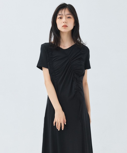 PUBLIC TOKYO(パブリックトウキョウ)の「【接触冷感】ギャザードレープカットソーワンピ/低身長向け/26SS/春服/夏服/シャーリング/ギャザー/ドレープ/アシンメトリー/スタイルアップ/ストレッチ/接触冷感(ワンピース・レディース・ブラック/ワイン・1/2)」の3枚目の写真