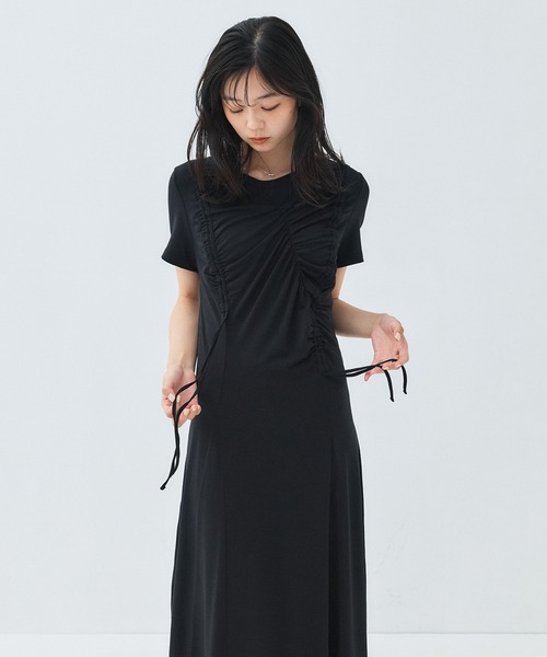 PUBLIC TOKYO(パブリックトウキョウ)の「【接触冷感】ギャザードレープカットソーワンピ/低身長向け/26SS/春服/夏服/シャーリング/ギャザー/ドレープ/アシンメトリー/スタイルアップ/ストレッチ/接触冷感(ワンピース・レディース・ブラック/ワイン・1/2)」の4枚目の写真