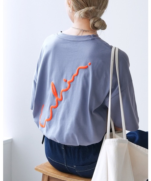 reca(レカ)の「ゆるロゴプリント&刺繍BIGTシャツ(Tシャツ/カットソー・レディース・オフホワイト/ブラック/カーキ/ブルー系その他/バーガンディー/ブルー系その他2/ピンク系その他・FREE)」の1枚目の写真