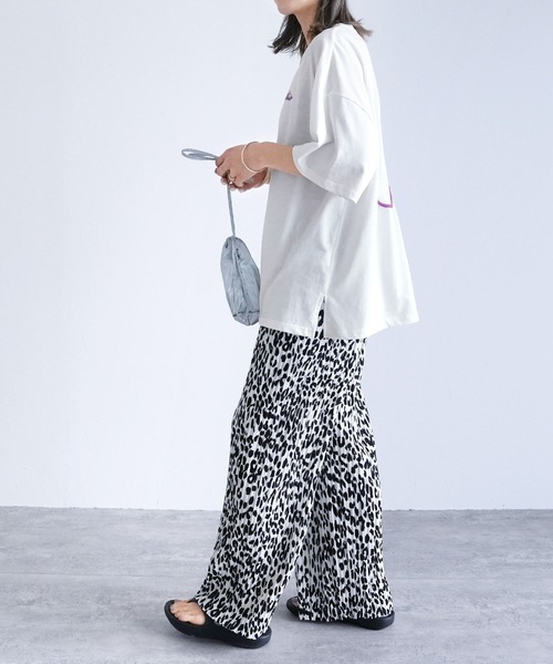 reca(レカ)の「ゆるロゴプリント&刺繍BIGTシャツ(Tシャツ/カットソー・レディース・オフホワイト/ブラック/カーキ/ブルー系その他/バーガンディー/ブルー系その他2/ピンク系その他・FREE)」の8枚目の写真