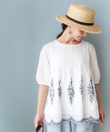 sanpo kuschel（サンポクシェル）の「幸せを運ぶ三つ葉刺繍トップス（シャツ/ブラウス）」