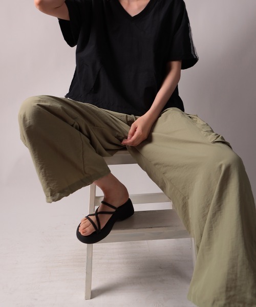 NANAHACHI(ナナハチ)の「シャカシャカ カーゴワイドパンツ(カーゴパンツ・レディース・カーキ/ブラック/チャコールグレー・FREE)」の1枚目の写真