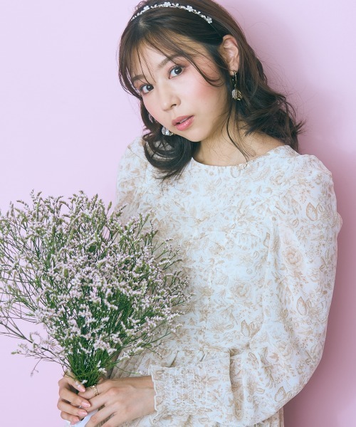 marun（マルン）の「＜大きいサイズ＞シャーリングデザインワンピース　marun（ワンピース・レディース・カーキ系/ベージュ系・4L/3L/LL/L/5L）」の5枚目の写真