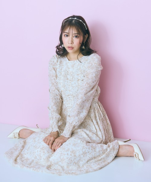 marun（マルン）の「＜大きいサイズ＞シャーリングデザインワンピース　marun（ワンピース・レディース・カーキ系/ベージュ系・4L/3L/LL/L/5L）」の6枚目の写真