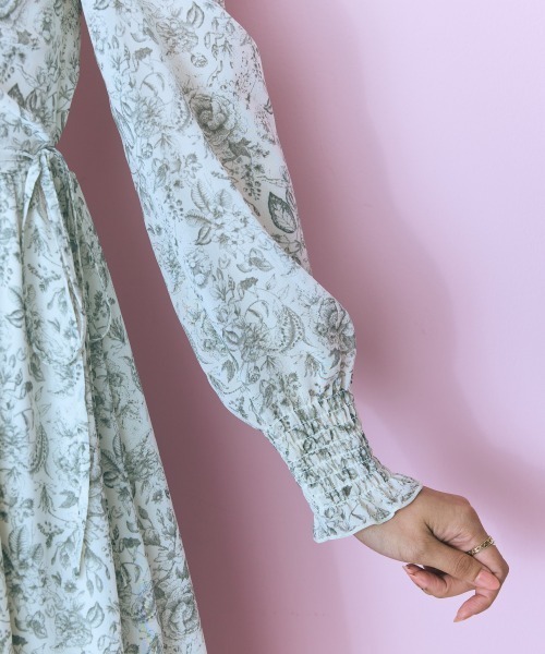 marun（マルン）の「＜大きいサイズ＞シャーリングデザインワンピース　marun（ワンピース・レディース・カーキ系/ベージュ系・4L/3L/LL/L/5L）」の12枚目の写真