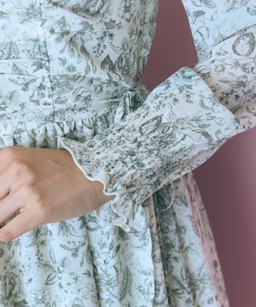 marun（マルン）の「＜大きいサイズ＞シャーリングデザインワンピース　marun（ワンピース・レディース・カーキ系/ベージュ系・4L/3L/LL/L/5L）」の13枚目の写真