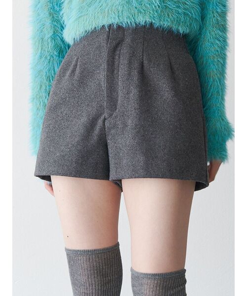 MURUA(ムルーア)の「ウールライクタックショートパンツ(その他パンツ・レディース・グレー/ブラック/ブラウン・1/2)」の1枚目の写真