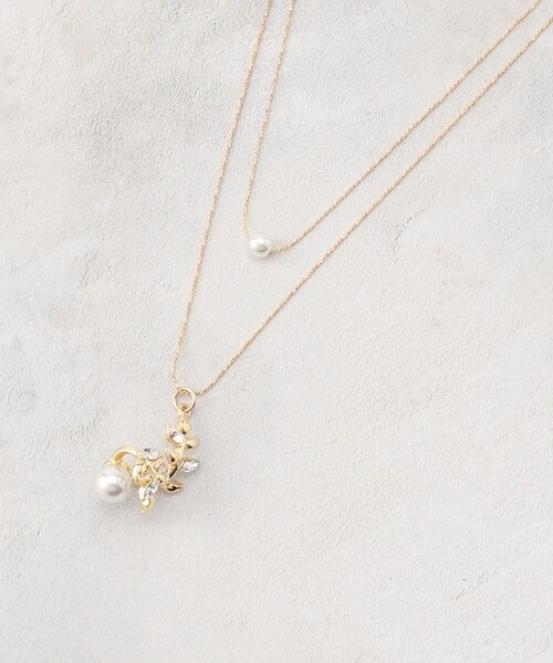 grove(グローブ)の「フラワーモチーフパール調ネックレス(ネックレス・レディース・シルバー/ピンクゴールド/ゴールド・00)」の2枚目の写真