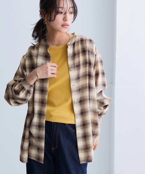 SMILE LAND（スマイルランド）の「＜大きいサイズ＞ シアーバンドカラーゆるシャツ（吸汗速乾・防しわ）（シャツ/ブラウス・レディース・グリーン/ピンク/ブラウン系/ベージュ系・5L～6L/3L～4L/L～LL）」の3枚目の写真