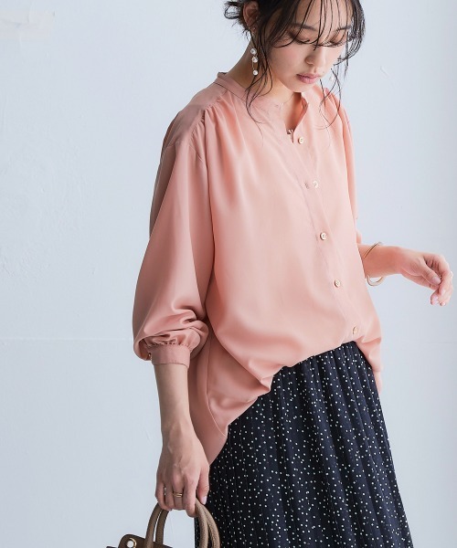 SMILE LAND（スマイルランド）の「＜大きいサイズ＞ シアーバンドカラーゆるシャツ（吸汗速乾・防しわ）（シャツ/ブラウス・レディース・グリーン/ピンク/ブラウン系/ベージュ系・5L～6L/3L～4L/L～LL）」の5枚目の写真