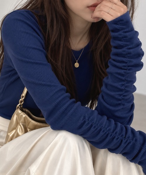 CLOTHY(クロシィ)の「【くしゅ袖で差をつける。大人のこなれリブトップス】リブテレコ 長袖 シャーリング トップス 秋服(Tシャツ/カットソー・レディース・その他/ブラック/グレー/ネイビー/レッド/オフホワイト/ブラウン・MEDIUM/LARGE)」の1枚目の写真