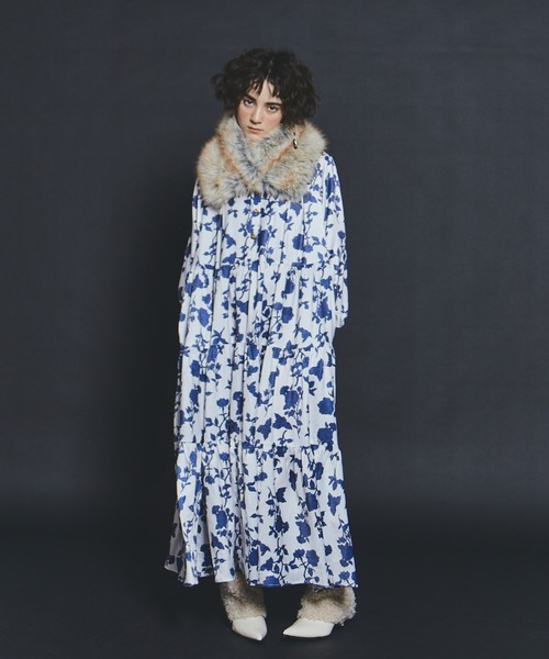 manana suerte（マニャーナスエルテ）の「(サイズ展開あり)イングリッシュローズ ティアードワンピース（ワンピース・レディース・ホワイト/ブラック・FREE/SMALL）」の2枚目の写真