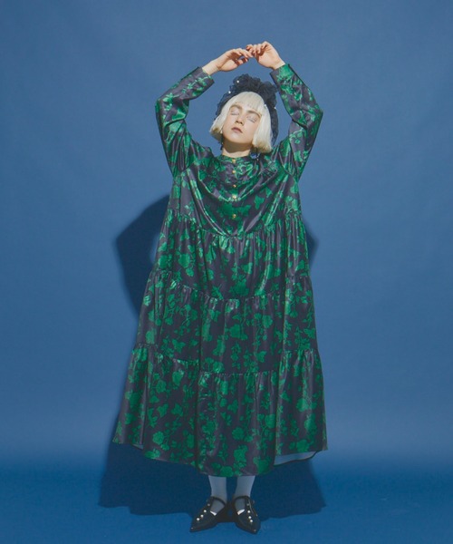 manana suerte（マニャーナスエルテ）の「(サイズ展開あり)イングリッシュローズ ティアードワンピース（ワンピース・レディース・ホワイト/ブラック・FREE/SMALL）」の4枚目の写真