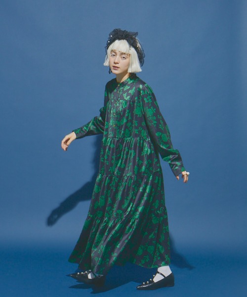 manana suerte（マニャーナスエルテ）の「(サイズ展開あり)イングリッシュローズ ティアードワンピース（ワンピース・レディース・ホワイト/ブラック・FREE/SMALL）」の5枚目の写真