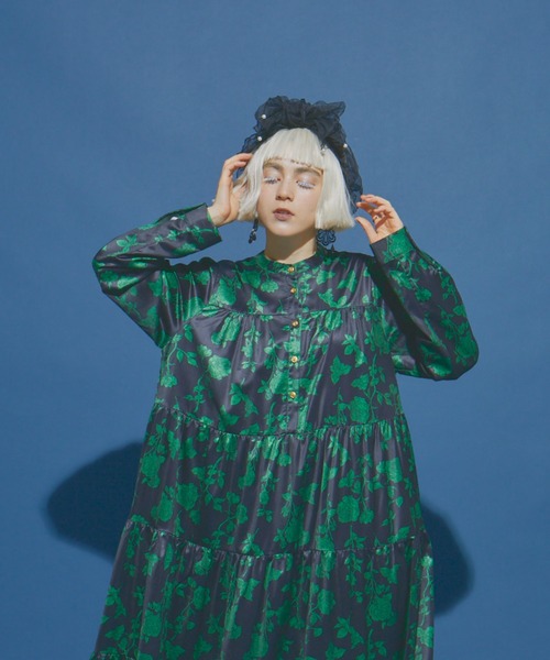 manana suerte（マニャーナスエルテ）の「(サイズ展開あり)イングリッシュローズ ティアードワンピース（ワンピース・レディース・ホワイト/ブラック・FREE/SMALL）」の7枚目の写真