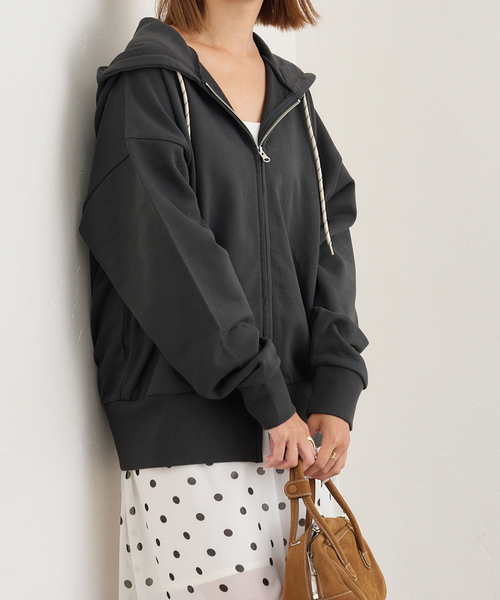 U by SPICK&SPAN（ユーバイスピックアンドスパン）の「ALORE/アローレ 別注ZIP HOODIE（パーカー・レディース・ブラック系その他/チャコールグレー・FREE）」の10枚目の写真