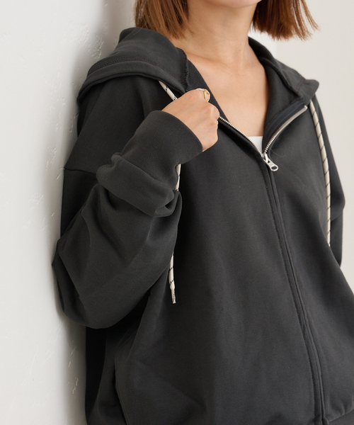 U by SPICK&SPAN（ユーバイスピックアンドスパン）の「ALORE/アローレ 別注ZIP HOODIE（パーカー・レディース・ブラック系その他/チャコールグレー・FREE）」の11枚目の写真
