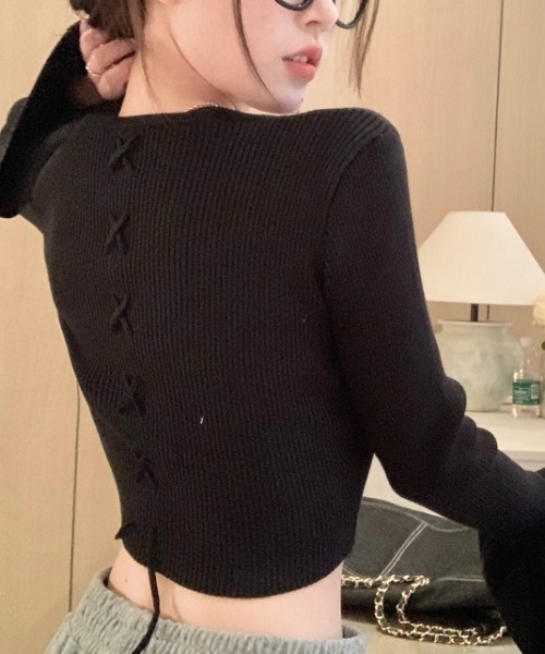 LADY LIKE(レディライク)の「ベルスリーブクロップド丈バックレースアップニット(ニット/セーター・レディース・ブラック/ホワイト/キャメル/テラコッタ・M)」の2枚目の写真