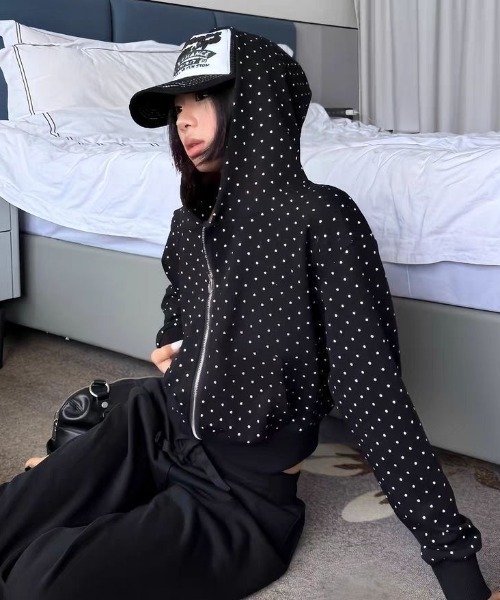 LADY LIKE(レディライク)の「ミニドット刺繍入りパーカー(パーカー・レディース・ブラック・M)」の2枚目の写真