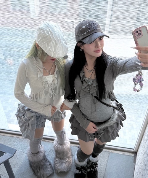 Never mind the XU / Chikashitsu+（ネバーマインド ザ エックスユー / チカシツプラス）の「【nmtc+】ruffing cami set cardigan / 【エヌエムティーシープラス】キャミセットカーディガン（カーディガン/ボレロ・レディース・ホワイト/グレー/チャコール・ONE SIZE）」の3枚目の写真