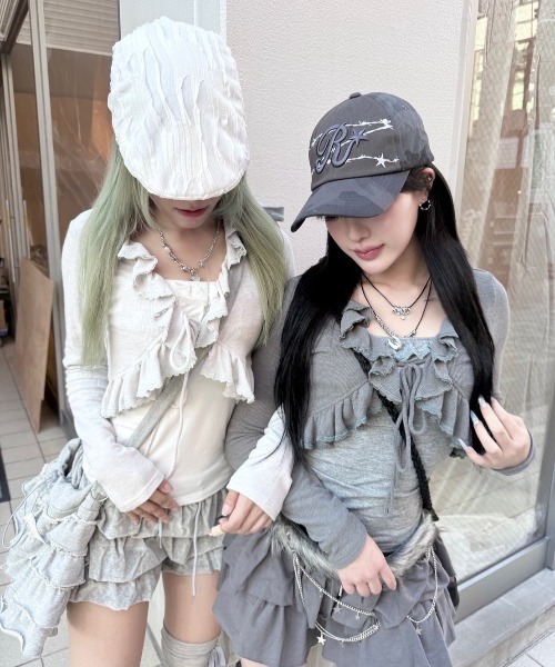 Never mind the XU / Chikashitsu+（ネバーマインド ザ エックスユー / チカシツプラス）の「【nmtc+】ruffing cami set cardigan / 【エヌエムティーシープラス】キャミセットカーディガン（カーディガン/ボレロ・レディース・ホワイト/グレー/チャコール・ONE SIZE）」の10枚目の写真