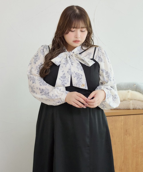 大きいサイズ】チャーム付きロングスリーブボウタイブラウス（シャツ