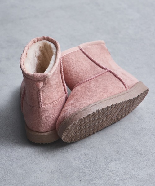 pairmanon（ペアマノン）の「【撥水】ワンポイント刺繍 フェイクムートン ブーツ（ブーツ・キッズ・ピンク/ベージュ/グレー系その他/チャコールグレー・15 /16/17/18/19/20）」の4枚目の写真