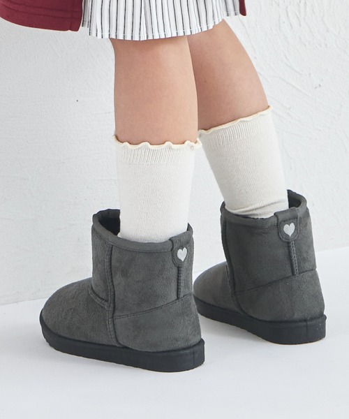 pairmanon（ペアマノン）の「【撥水】ワンポイント刺繍 フェイクムートン ブーツ（ブーツ・キッズ・ピンク/ベージュ/グレー系その他/チャコールグレー・15 /16/17/18/19/20）」の2枚目の写真