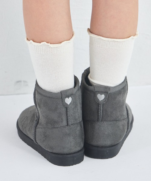 pairmanon（ペアマノン）の「【撥水】ワンポイント刺繍 フェイクムートン ブーツ（ブーツ・キッズ・ピンク/ベージュ/グレー系その他/チャコールグレー・15 /16/17/18/19/20）」の18枚目の写真
