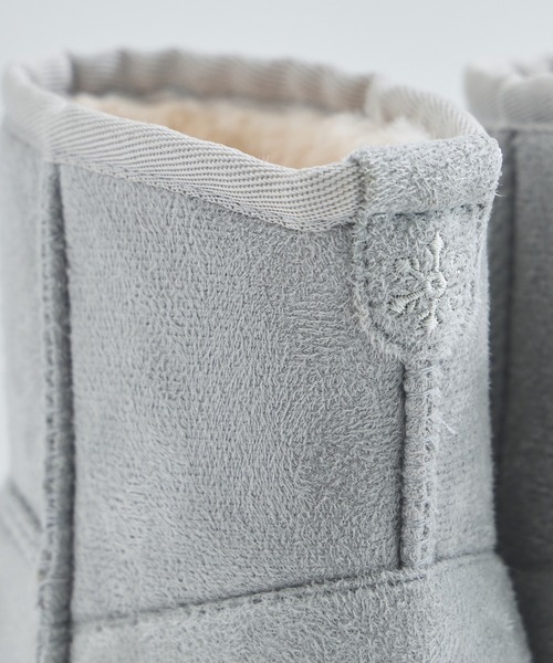 pairmanon（ペアマノン）の「【撥水】ワンポイント刺繍 フェイクムートン ブーツ（ブーツ・キッズ・ピンク/ベージュ/グレー系その他/チャコールグレー・15 /16/17/18/19/20）」の13枚目の写真