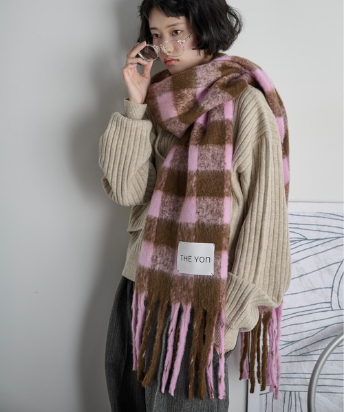 THE YOn（ザヨン）の「ギンガムチェックフリンジマフラー（マフラー・レディース・ブルー/ブラック/ピンク・FREE）」の3枚目の写真
