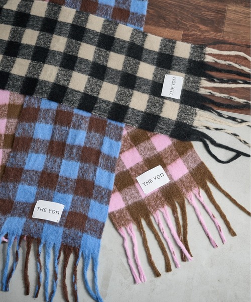 THE YOn（ザヨン）の「ギンガムチェックフリンジマフラー（マフラー・レディース・ブルー/ブラック/ピンク・FREE）」の4枚目の写真