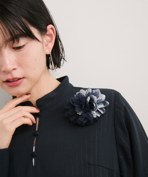 LE CERCLE par rope'(ルセルクルパーロペ)の「フラワーコサージュ(ブローチ/コサージュ・レディース・ブルー系その他2/グレー・FREE)」の2枚目の写真