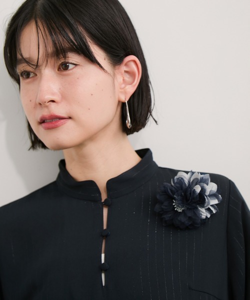 LE CERCLE par rope'(ルセルクルパーロペ)の「フラワーコサージュ(ブローチ/コサージュ・レディース・ブルー系その他2/グレー・FREE)」の3枚目の写真