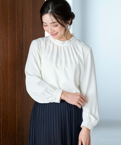 ANY SIS(エニィスィス)の「フリルネックスタンド ブラウス(シャツ/ブラウス・レディース・ホワイト系・MEDIUM)」の2枚目の写真