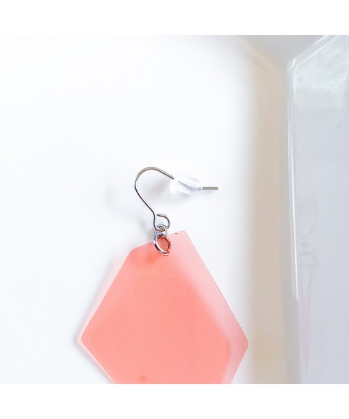 tone(トーン)の「【TOMEI LAB】ビニール 変形六角 ピアス(MA)(ピアス(両耳用)・レディース・パープル/イエロー/オレンジ/ピンク・FREE)」の14枚目の写真