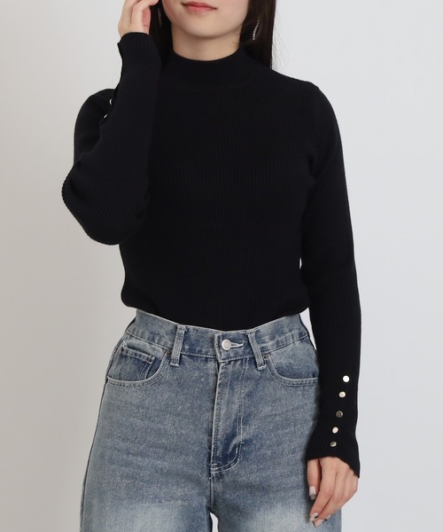 TRUDEA（トルディア）の「袖ボタンリブニット（ニット/セーター・レディース・アイボリー/ブラック/ワイン・MEDIUM）」の2枚目の写真